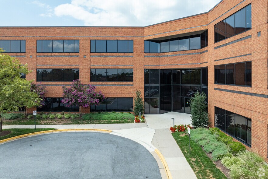 7467 Ridge Rd, Hanover, MD à louer - Photo du bâtiment - Image 2 de 5