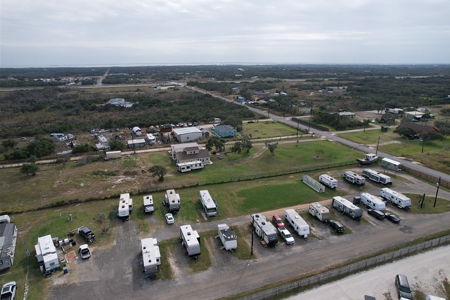 2156 Johnson Rd, Aransas Pass, TX à vendre - Photo du bâtiment - Image 2 de 5