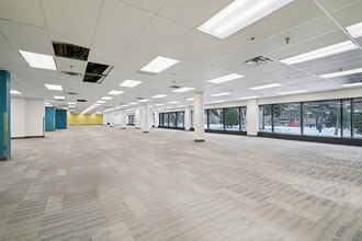 5199 Rue Sherbrooke E, Montréal, QC à louer Photo intérieure- Image 1 de 2