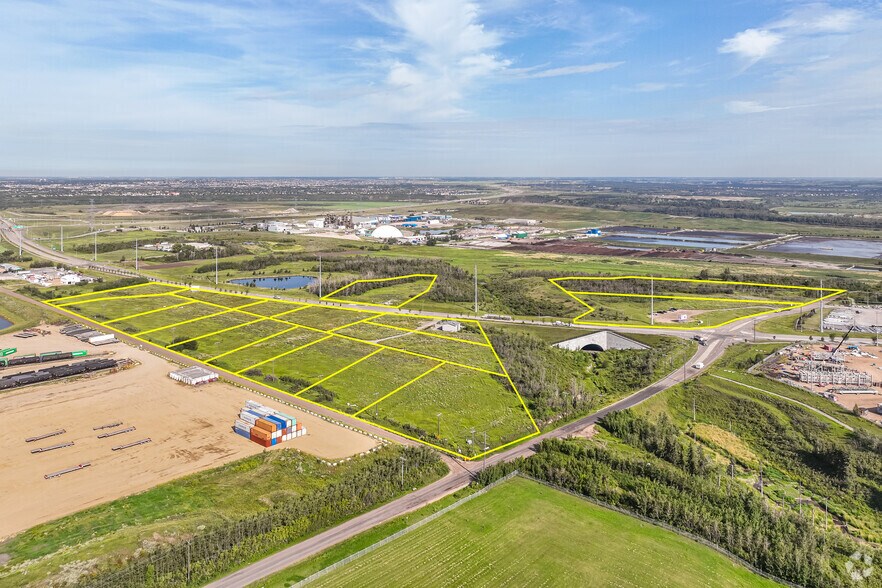 12704 NE 17 St NE, Edmonton, AB à vendre - Photo du bâtiment - Image 1 de 21