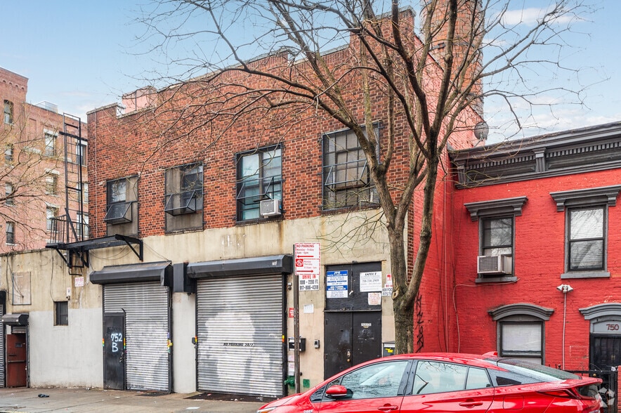 752 Willow Ave, Bronx, NY for sale - Primary Photo - Image 1 of 2