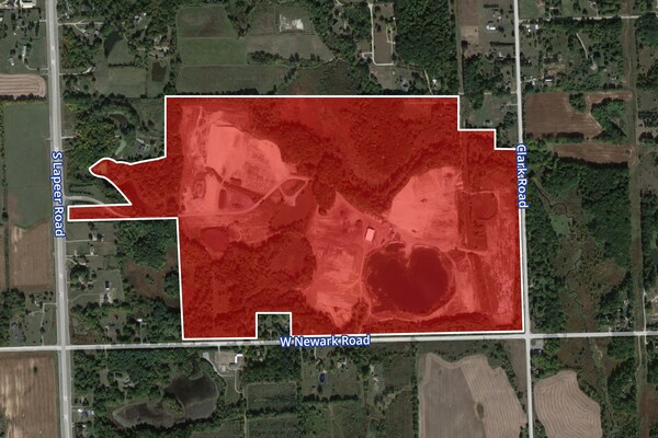 1825 S Lapeer Rd, Lapeer, MI à vendre - Aérien - Image 1 de 4