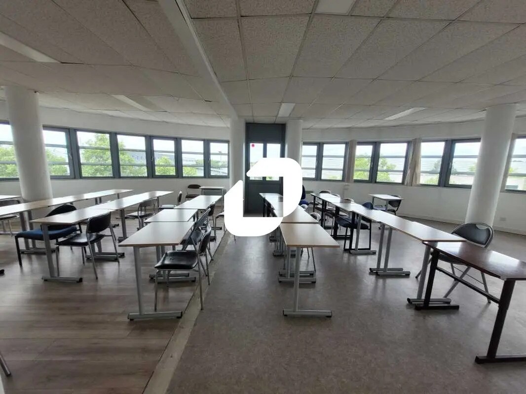 Flex dans Poissy à louer Photo du bâtiment- Image 1 de 18