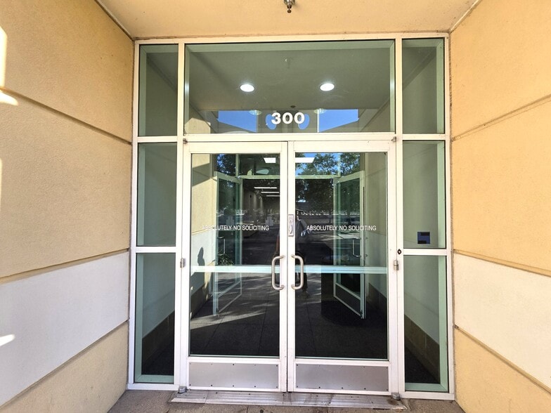 300 Old River Rd, Bakersfield, CA for lease - Building Photo - Image 3 of 25