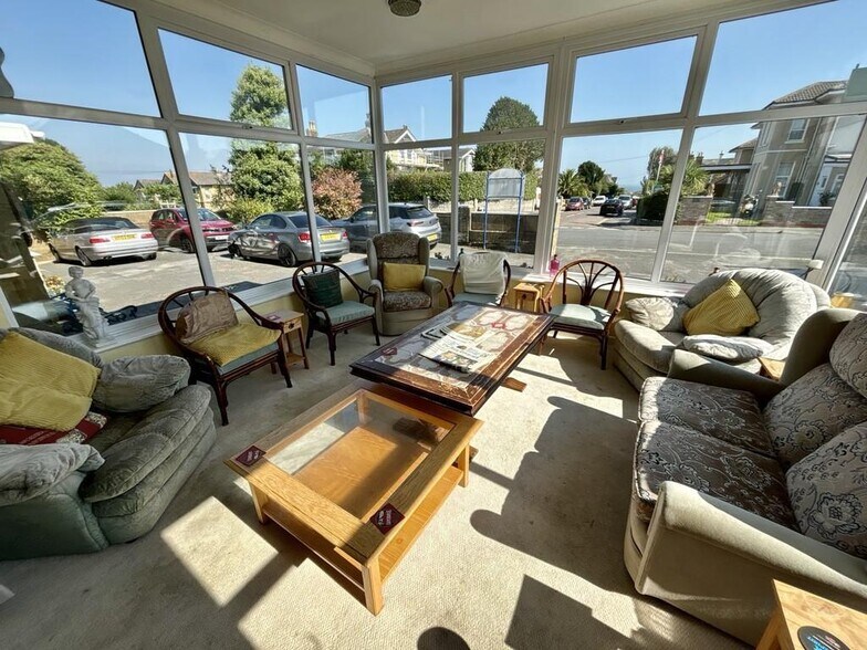 6 Hill St, Sandown à vendre - Photo du bâtiment - Image 2 de 18