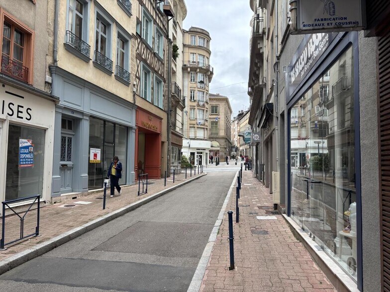 Retail in Limoges for lease - Building Photo - Image 1 of 3