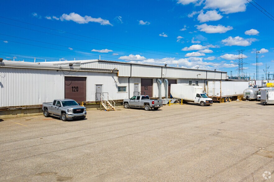 1212 34th Ave SE, Calgary, AB à louer - Photo du bâtiment - Image 1 de 10