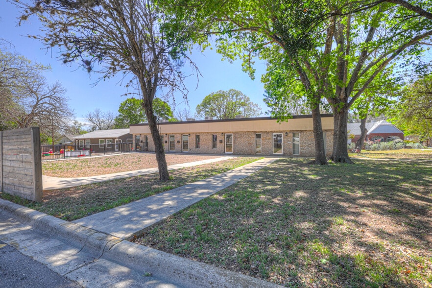 715 W Hopkins St, San Marcos, TX à louer - Photo du bâtiment - Image 2 de 19