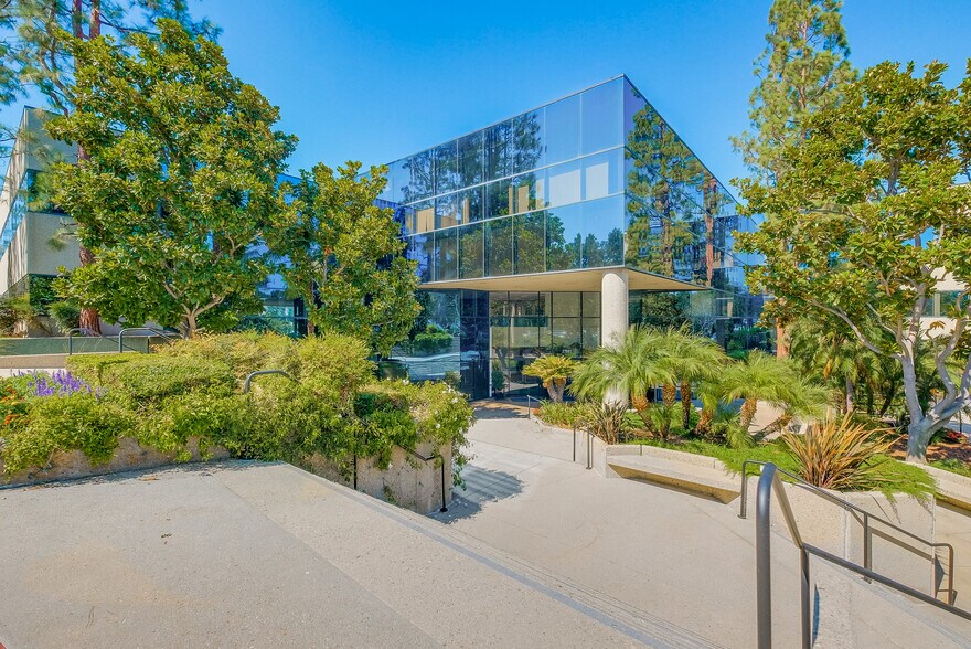 27001 Agoura Rd, Calabasas, CA à louer - Photo du bâtiment - Image 1 de 9