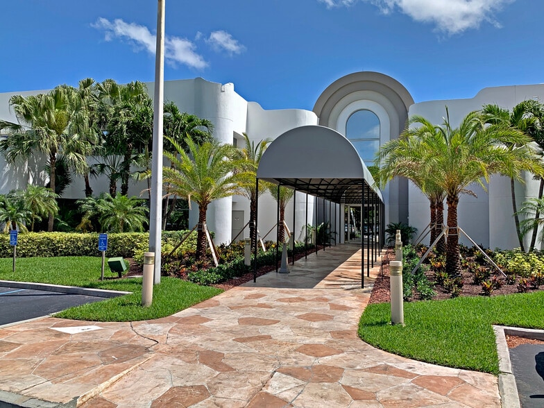 1400 E Newport Center Dr, Deerfield Beach, FL à louer - Photo du bâtiment - Image 2 de 19