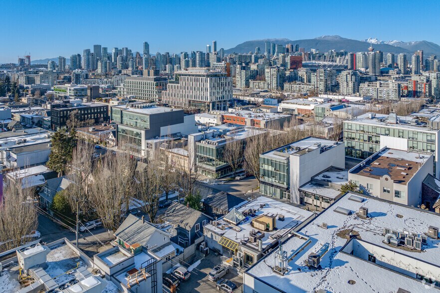 7 6th Av W, Vancouver, BC à louer - Aérien - Image 2 de 3