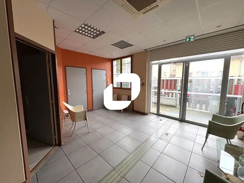 Office in Lyon for sale - Building Photo - Image 2 of 19