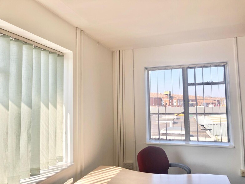 31 ImageStor House Bridge Road Palace Gates Rd, Londres à louer - Photo principale - Image 1 de 23