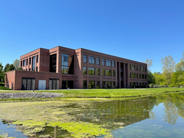 175 Sullys Trl, Pittsford, NY à louer - Photo du bâtiment - Image 3 de 9