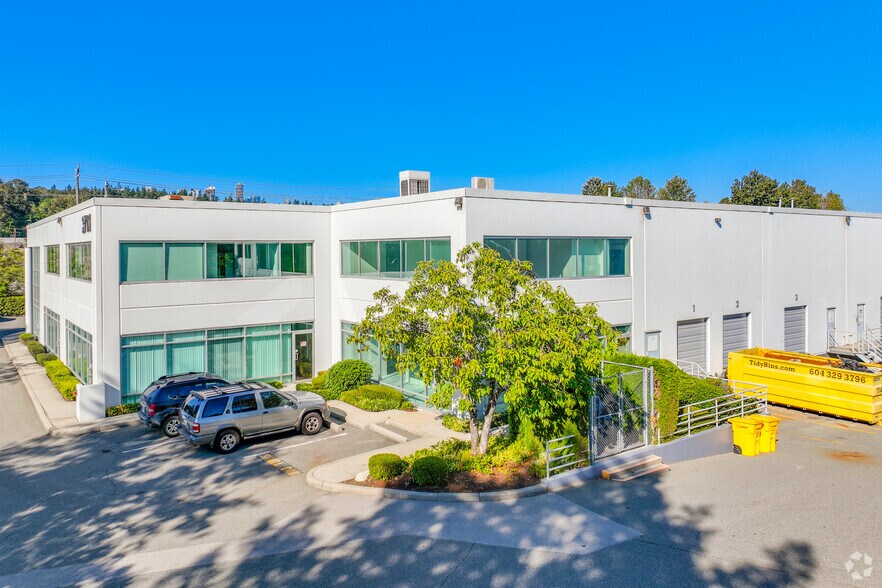 3711 N Fraser Way, Burnaby, BC à louer - Photo du bâtiment - Image 1 de 4
