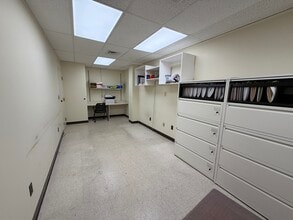 15887 Snow Rd, Brook Park, OH à louer Photo intérieure- Image 2 de 10