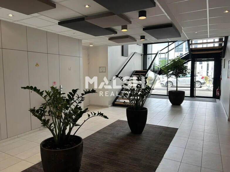 Office in Lyon for lease - Lobby - Image 2 of 14