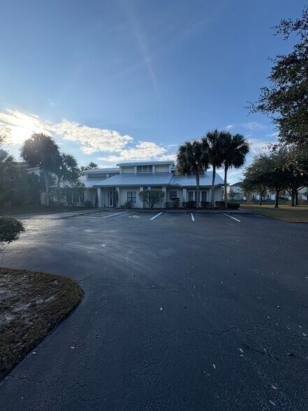 9066 Cypress Green Dr, Jacksonville, FL à vendre - Photo du bâtiment - Image 2 de 32