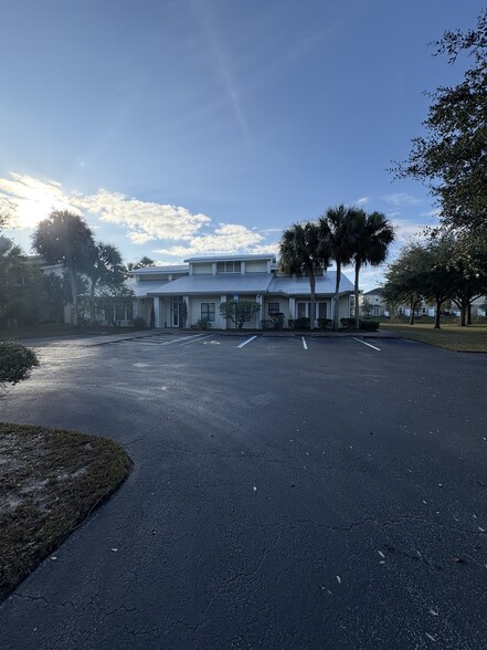 9066 Cypress Green Dr, Jacksonville, FL à louer - Photo du bâtiment - Image 2 de 33