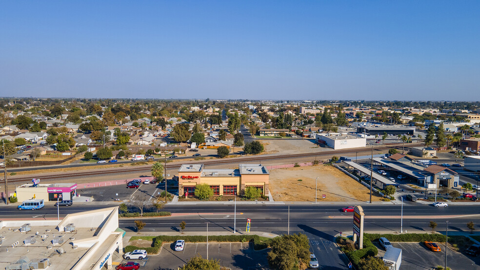 515 N 11th Ave, Hanford, CA for sale - Building Photo - Image 2 of 12