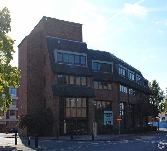 Fairfield Ave, Staines for sale - Primary Photo - Image 1 of 5