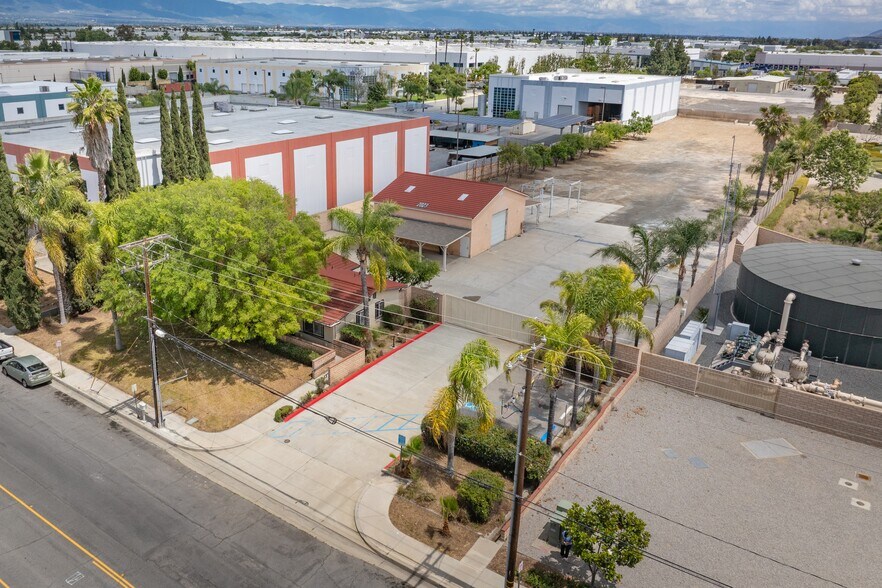 2023 S Bon View Ave, Ontario, CA à vendre - Photo du bâtiment - Image 2 de 13