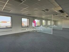 Office in Versailles for lease Interior Photo- Image 2 of 3