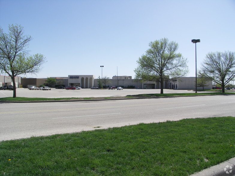 1150 W Carl Sandburg Dr, Galesburg, IL for sale - Building Photo - Image 1 of 1