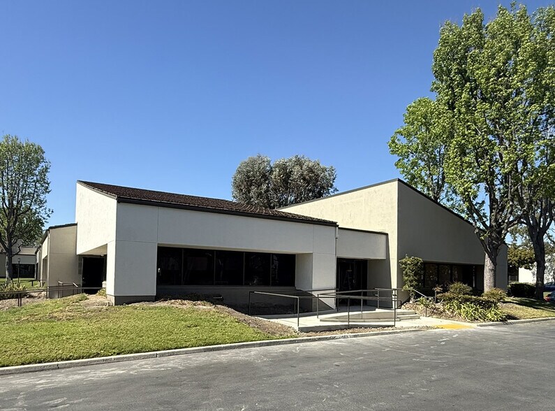 1820 E Deere Ave, Santa Ana, CA à louer - Photo du bâtiment - Image 1 de 2