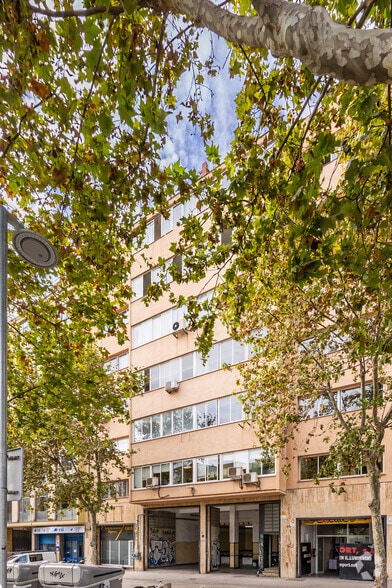 Office in Barcelona, Barcelona for lease - Building Photo - Image 3 of 3