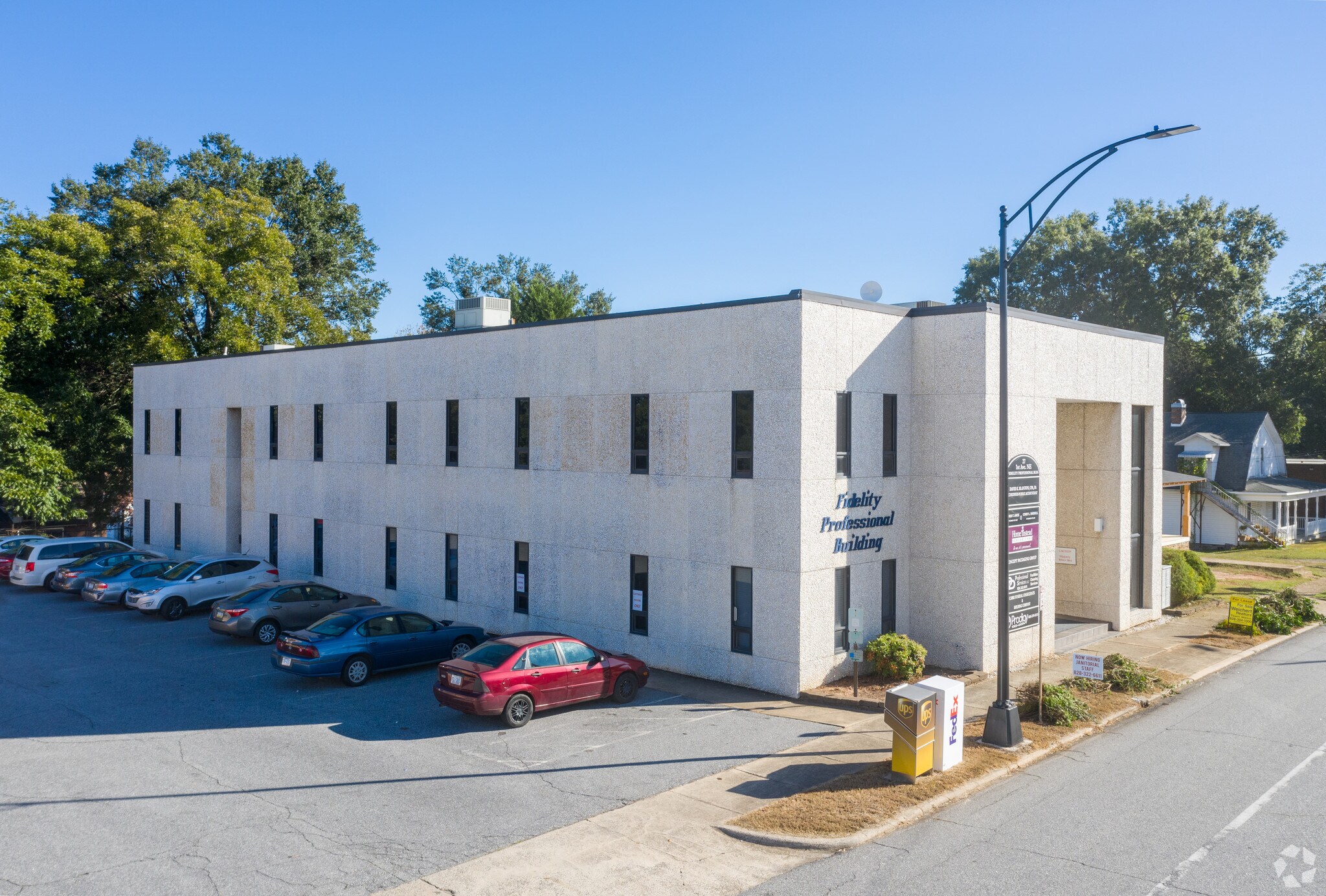27 1st Ave NE, Hickory, NC à louer Photo principale- Image 1 de 18