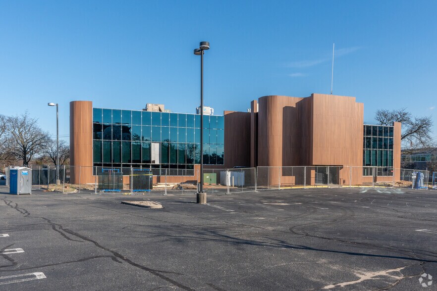 875 Merrick Ave, Westbury, NY à vendre - Photo du bâtiment - Image 3 de 12