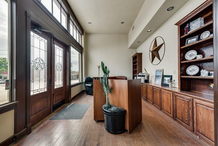 112 E Main St, Waxahachie, TX for lease - Building Photo - Image 3 of 12