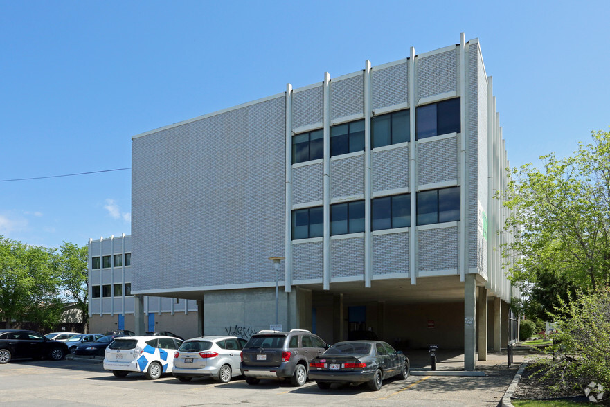 8700-8704 Meadowlark Rd NW, Edmonton, AB for lease - Building Photo - Image 3 of 5