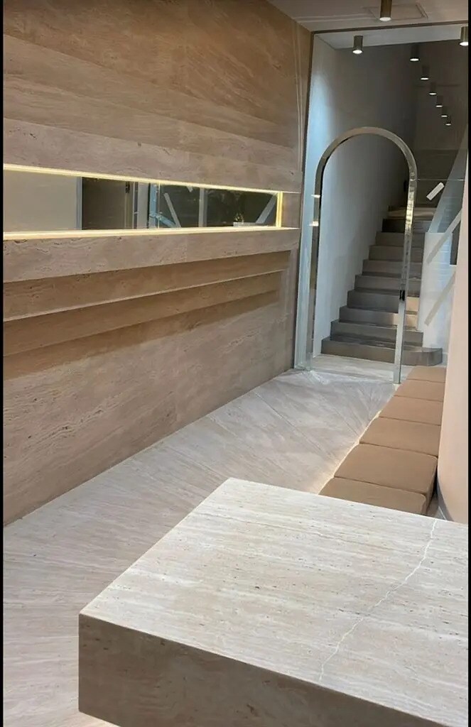 Retail in Paris for sale Interior Photo- Image 1 of 4