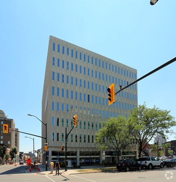 201 Queens Ave, London, ON à louer - Photo du bâtiment - Image 2 de 3