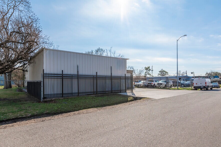 7414 Domino Ln, Houston, TX à vendre - Photo du bâtiment - Image 3 de 31