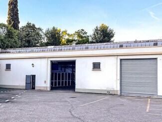 Plus de détails pour Local d'activités à louer