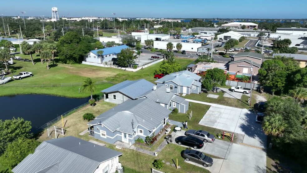 433 Se Lake St, Stuart, FL à vendre - Vidéo sur l’inscription commerciale - Image 2 de 32