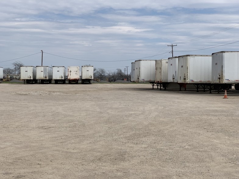 1815 E Hicks Field Rd, Fort Worth, TX for lease - Primary Photo - Image 1 of 2