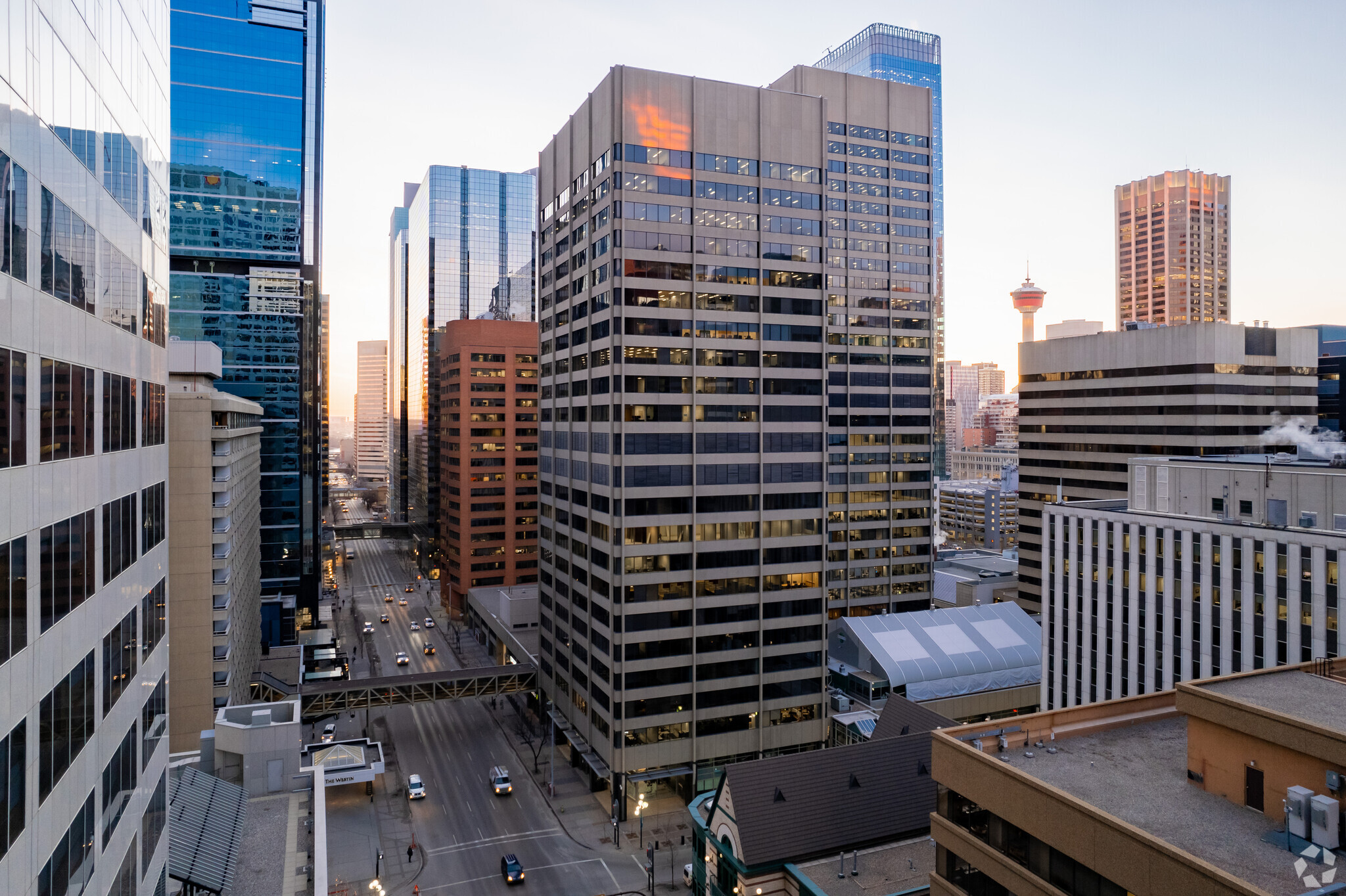 355 4 Av SW, Calgary, AB à louer Photo du b timent- Image 1 de 11