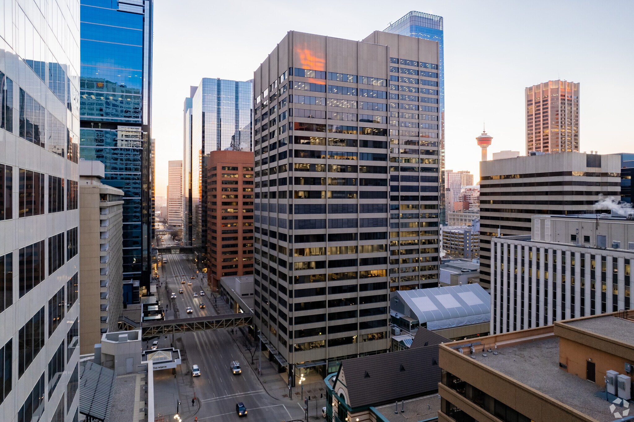 355 4 Av SW, Calgary, AB à louer Photo du bâtiment- Image 1 de 10