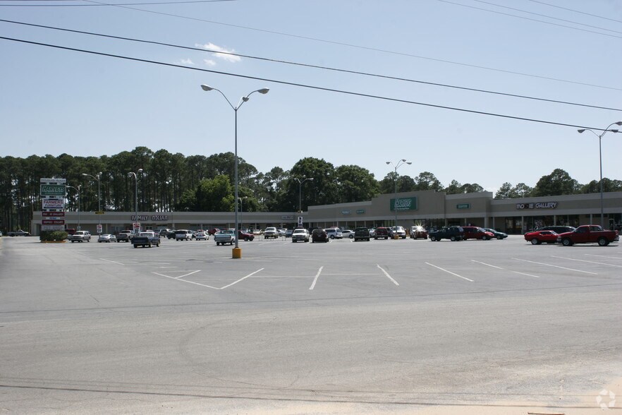 805-831 Peterson Ave N, Douglas, GA for lease - Primary Photo - Image 1 of 24