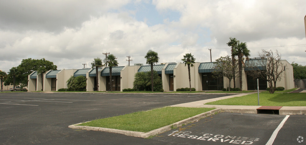 8823-8833 Tradeway St, San Antonio, TX for lease - Building Photo - Image 3 of 6