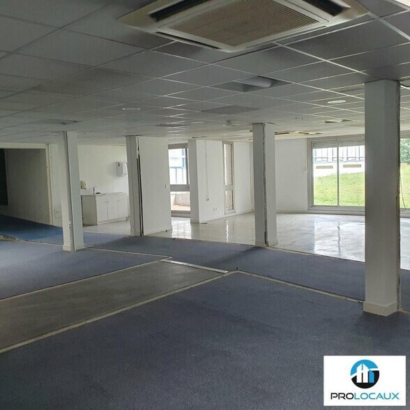 Flex in Meylan for lease - Interior Photo - Image 1 of 5