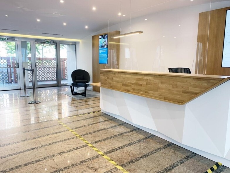 65 Rue Des Trois Fontanot, Nanterre à louer - Hall d’entrée - Image 2 de 5
