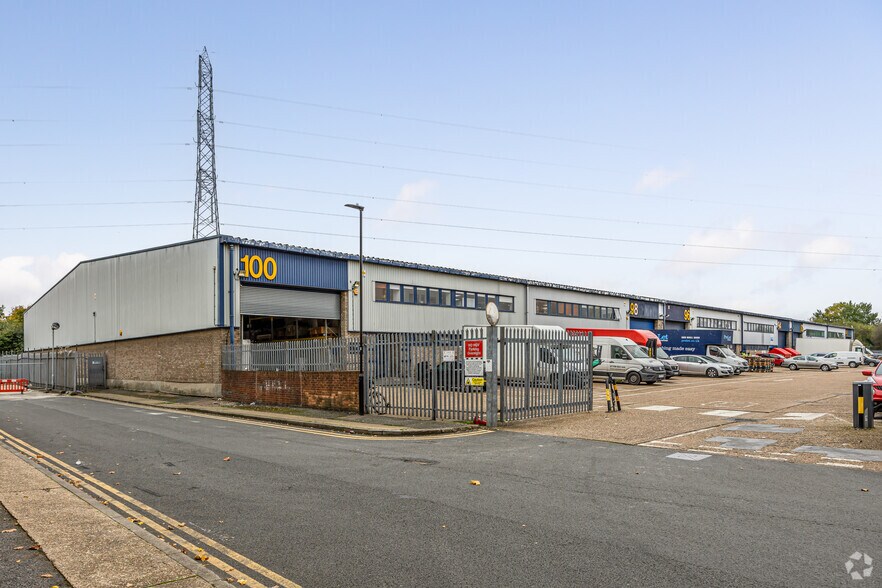 90-100 Roding Rd, Londres à louer - Photo principale - Image 1 de 3
