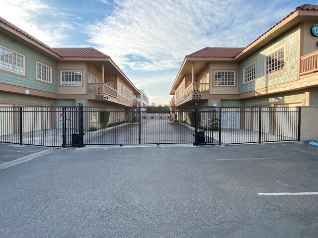 300 N Tustin Ave, Santa Ana, CA à louer Photo du bâtiment- Image 1 de 14