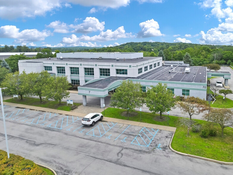 70 Hatfield Ln, Goshen, NY à louer - Photo du bâtiment - Image 3 de 17