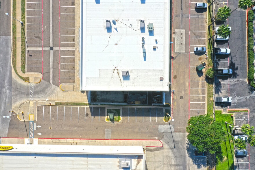 7901 San Dario Ave, Laredo, TX for sale - Building Photo - Image 3 of 20